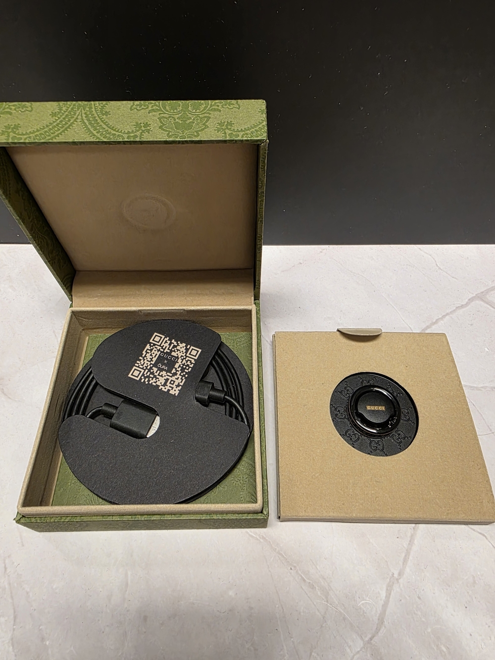 Gucci X Ōura Ring In Black And Gold - Picture 4 of 11